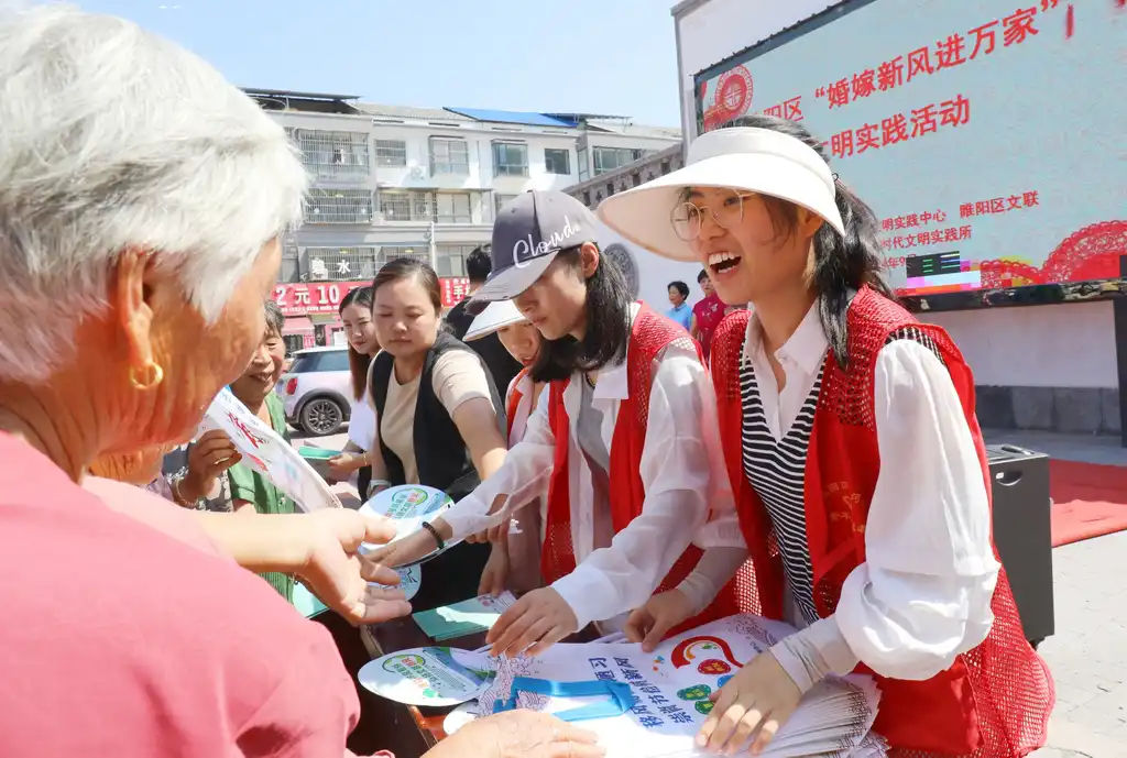 睢阳区新时代文明实践中心在路河镇开展“婚嫁新风进万家”文明实践活动