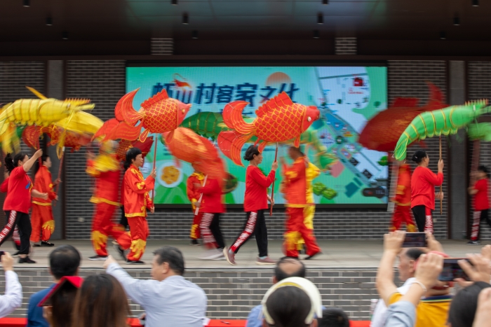 2023年5月1日，斗门区白蕉镇虾山村热闹非凡，上千名游客来到虾山村，参加客家风情浓郁的美食嘉年华活动。珠海传媒集团记者 梁冠贤 摄