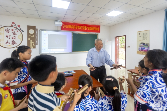 珠海市白石小学的同学们跟随非遗传承人，学打客家竹板、学唱客家山歌。珠海传媒集团记者 梁冠贤 摄