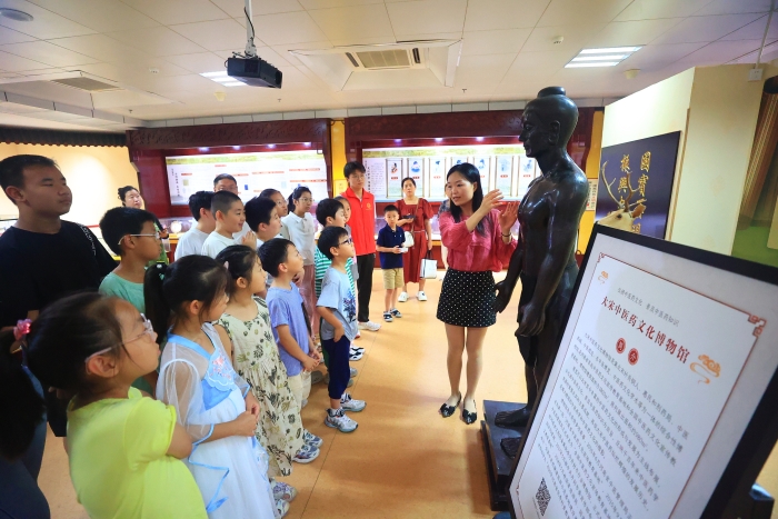 8月15日，金明池街道水岸社區(qū)組織轄區(qū)內(nèi)的學生和居民來到開封市中醫(yī)院大宋中醫(yī)藥文化博物館參觀學習，沉浸式感受中醫(yī)藥文化魅力。      全媒體記者 李浩 攝         